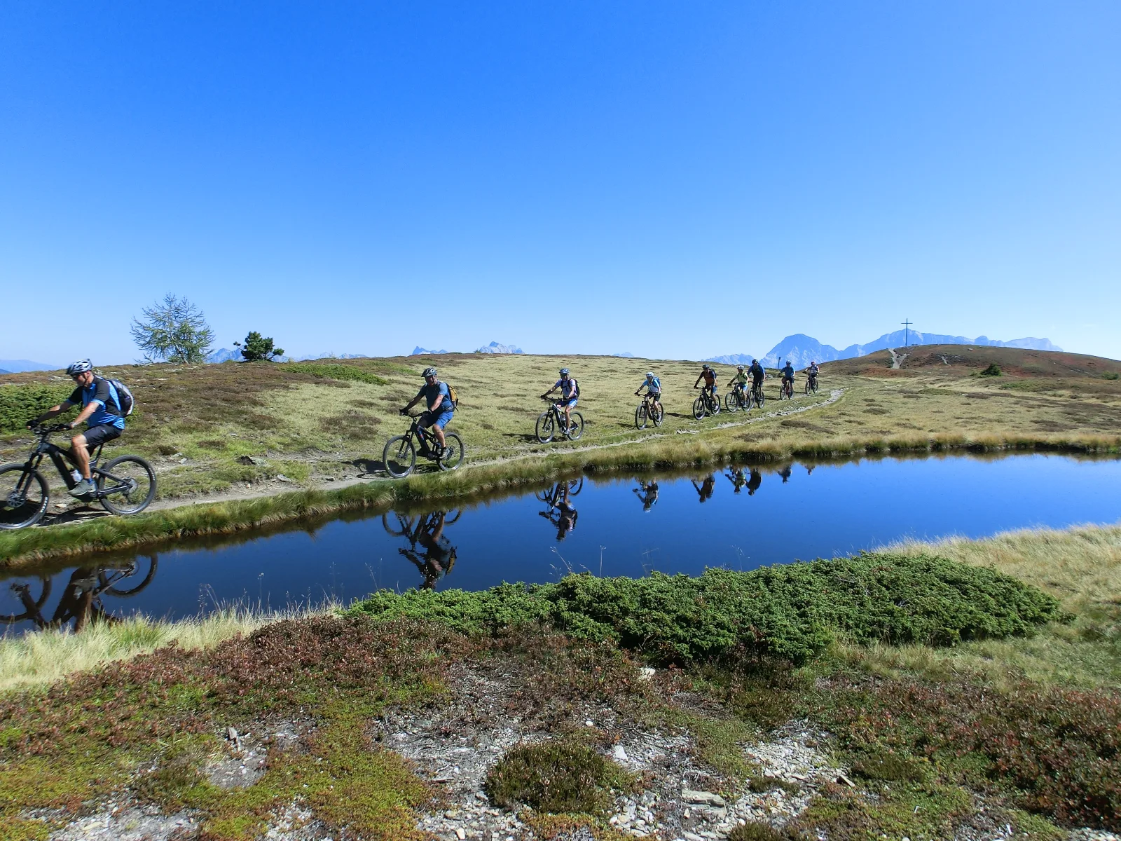 Vereinsausfahrt mit Velos an einem Bergsee