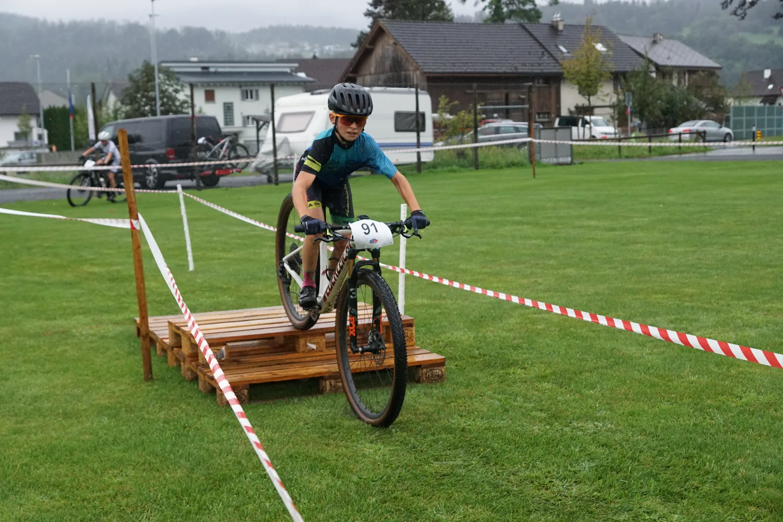 Junge Fahrerinnen und Fahrer beim Schülercup